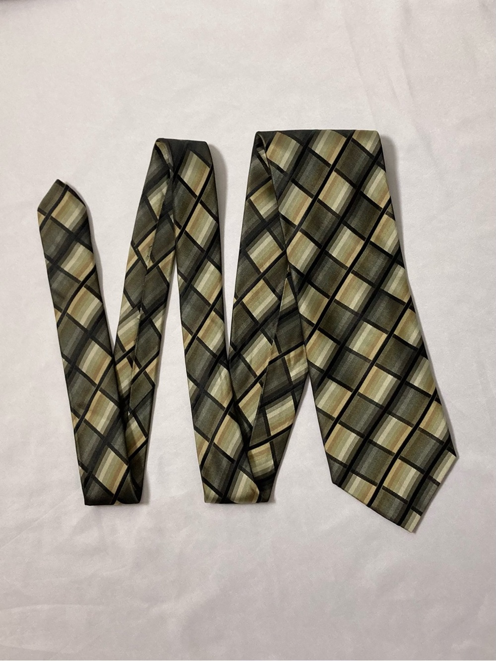 ⭐️ Roberto Villini Two-Tone Green Diamond Pattern 100% Silk Necktie